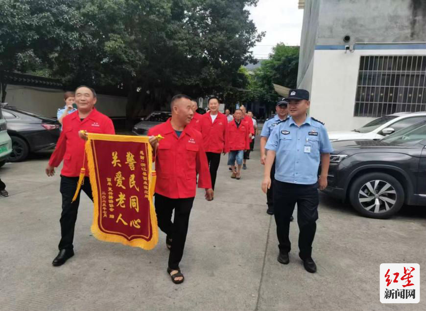 深受感动的老年骑友们，专程把一面写着 “警民同心 关爱老人”的锦旗送到了派出所