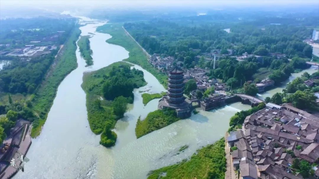 到元通古镇，感受这座“活着的清明上河图”古镇的古韵悠悠，走古朴的青石板路、访庭院深深的公馆大院，看三江汇流。体验古蜀人与成都平原的“最初印象”。