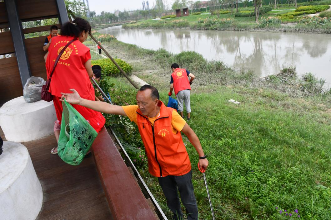 钟会萍河长带领志愿者清理河岸垃圾 照片由钟会萍提供