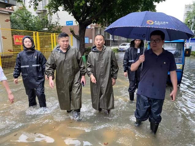 领导下沉到参与防汛工作