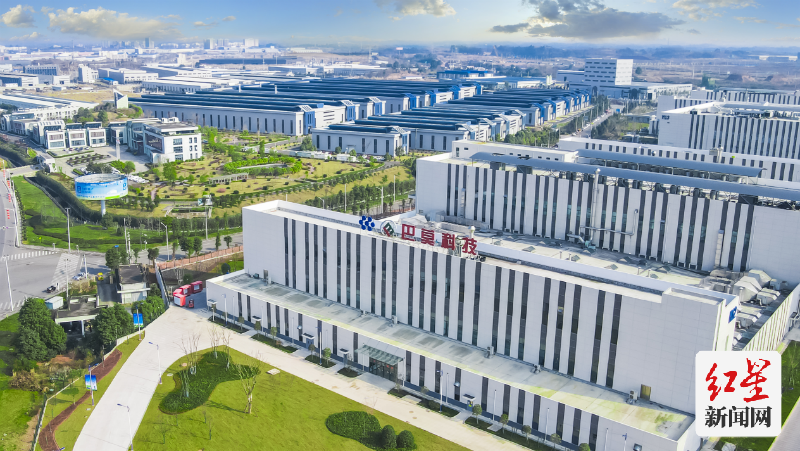 在首次成功跻身2023赛迪百强县榜单后，金堂县已经有了下一个目标——“千亿县”。这样的目标来源于对产业发展的信心和底气。据了解，新型锂电产业是金堂县主抓的优势产业，目前已聚集巴莫科技、宁德时代、德方纳米等重点企业，企业生产的三元、高镍、磷酸铁锂等正极材料是锂离子电池的关键原材料。