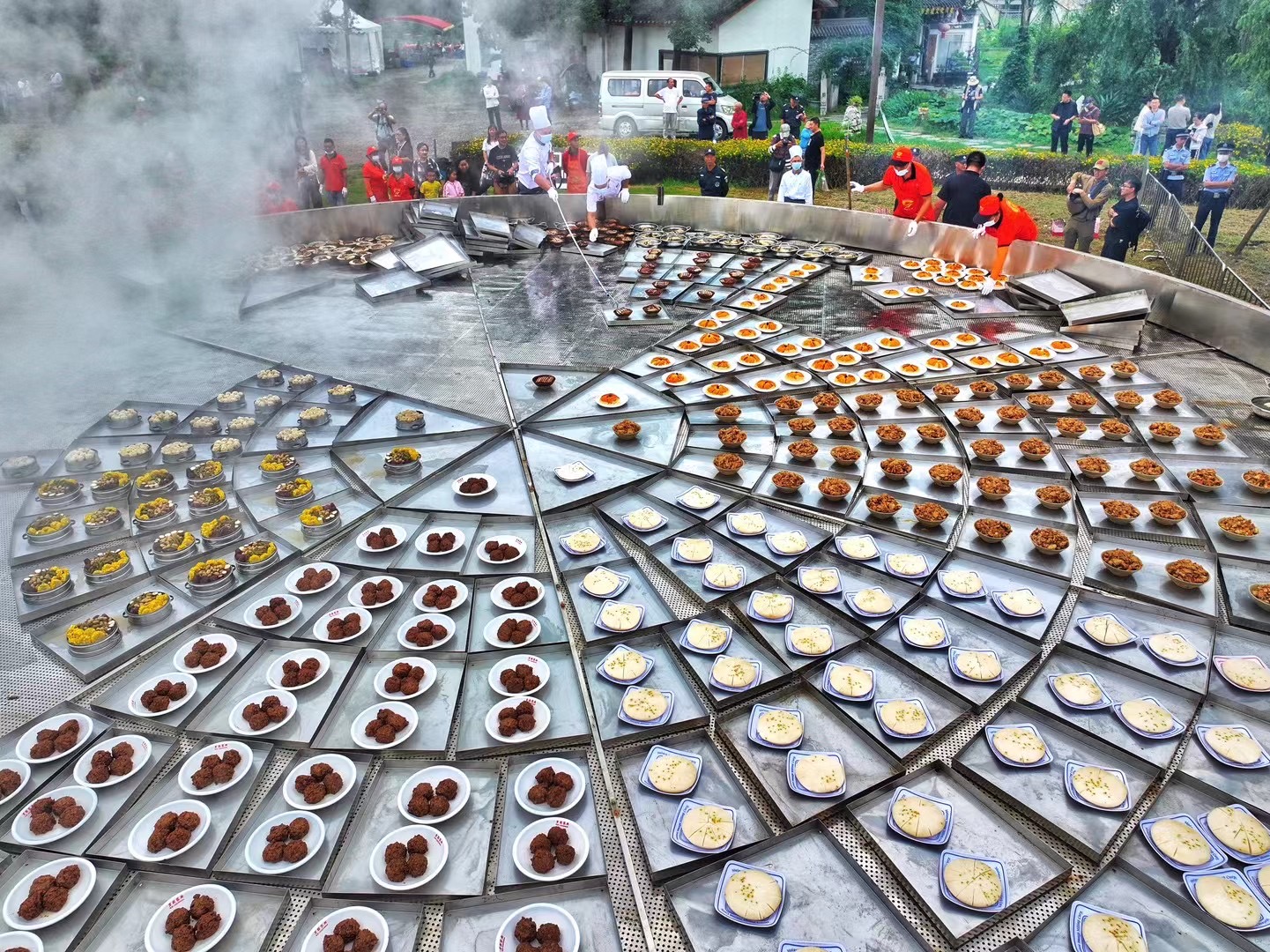 成都大邑县沙渠镇，直径11米，高6米的“天府第一蒸笼”由1134片竹片纯手工编做而成，一次蒸出了580份菜，可供千人食用。摄影：温建军