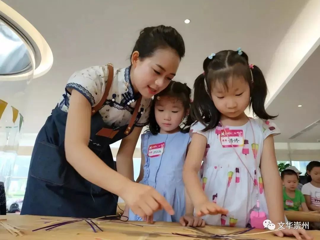 崇州充分发掘道明竹编“国家级非物质文化遗产”“中国地理标志保护产品”资源禀赋，先后引入中央美术学院、澳大利亚竹产业研究院等院所，建成中央美院传统工艺工作站、中英创意设计实验室等平台，与40家文创设计机构建立长期合作关系，组建公园城市乡村表达设计师联盟。