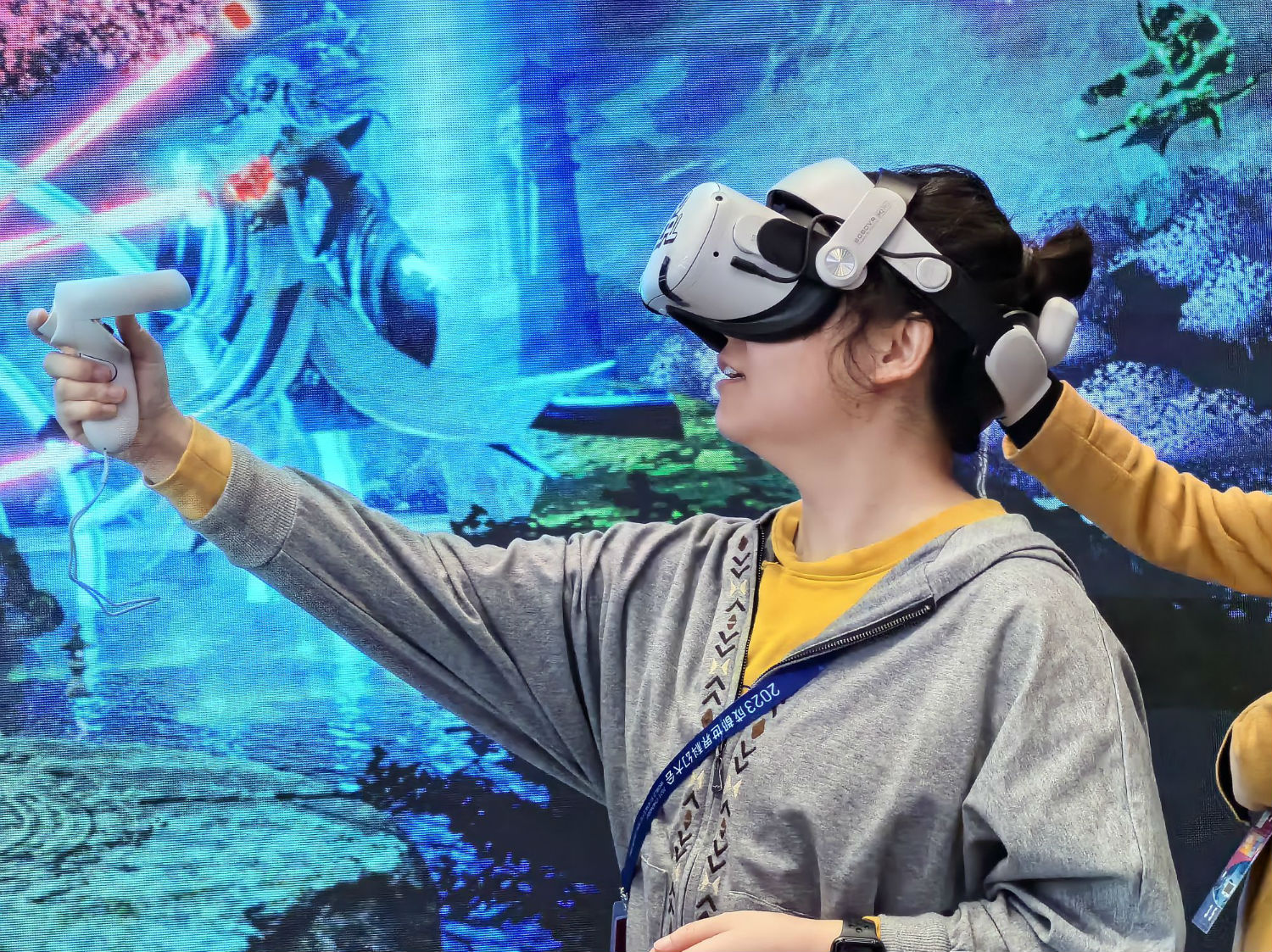 10月18日，成都科幻馆，观众体验VR。摄影 张翔升