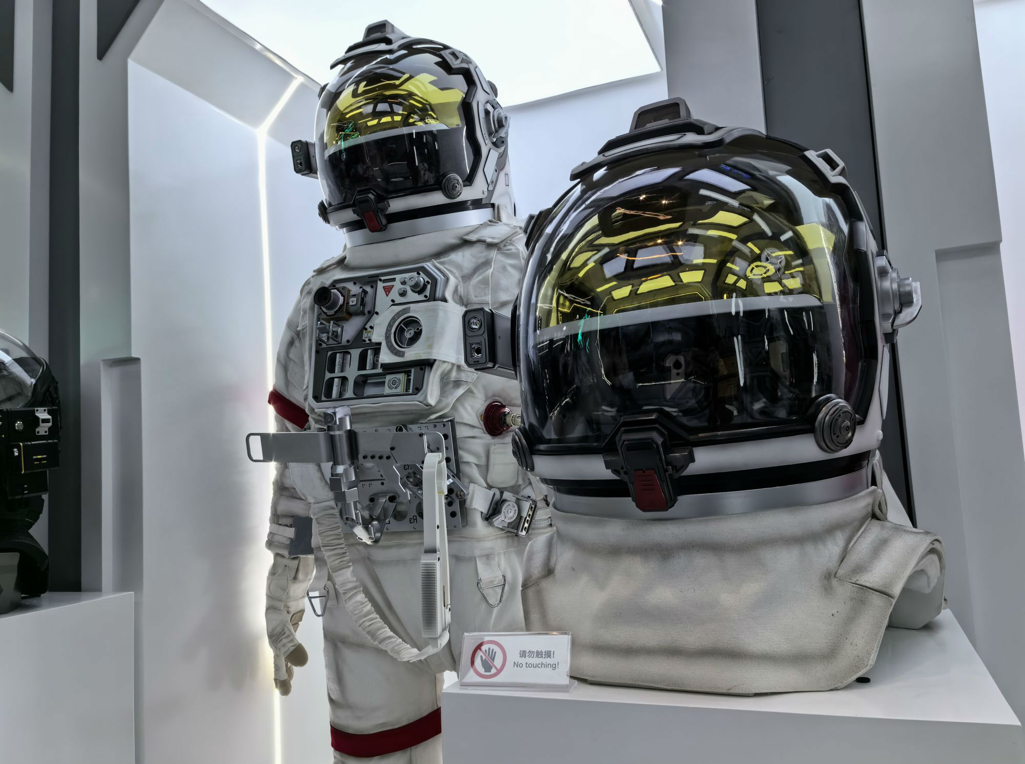 10月18日，成都科幻馆，展出的宇航服。摄影 张翔升