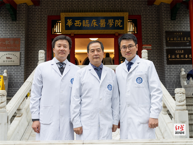 肖正华（右一）和他的硕士生导师张尔永教授（中）