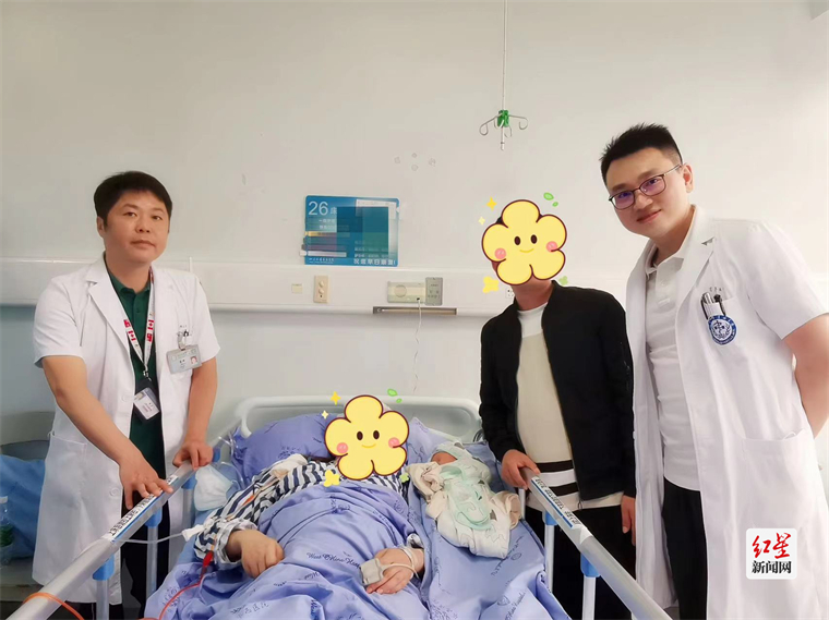 肖正华（右一）与患者合影