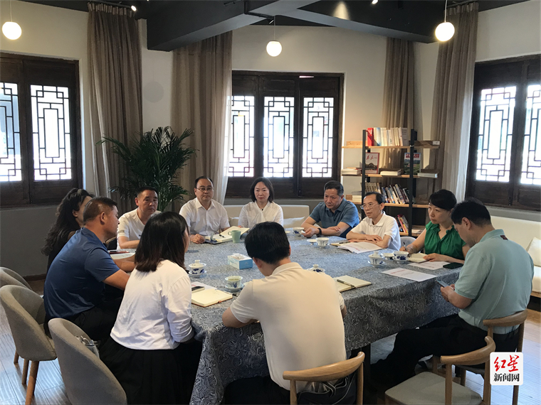 成都市人大代表赵德强在灌口街道代表之家接待选民并座谈