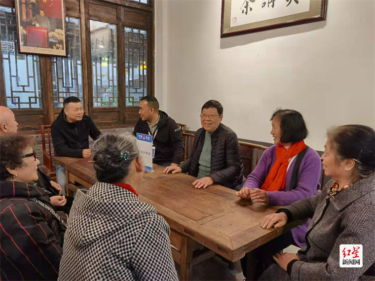 都江堰市热心群众代表张兆坤在“喫講茶”居民调解室开展“张嬢说事”活动，倾听群众心声