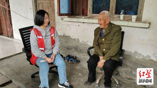 邛崃市各镇（街道）、村（社区）全覆盖入户走访抗美援朝老战士，与抗美援朝老战士代表们亲切交谈，仔细聆听他们讲述出国任务及军旅经历，了解他们的身体状况及存在的困难，关心他们的生活情况，并送上纪念品，感谢他们为抗美援朝战争取得胜利所做出的贡献和牺牲，传递党委、政府的亲切关怀和牵挂。