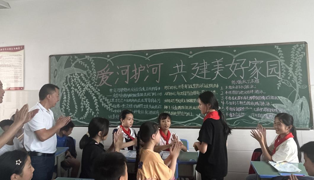 简阳市涌泉镇小学5年级2班课堂爱河护河宣传教育