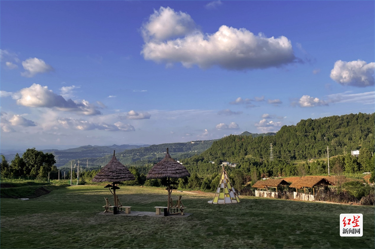 星空草坪“巴山美村·父亲原乡”驷马双城村