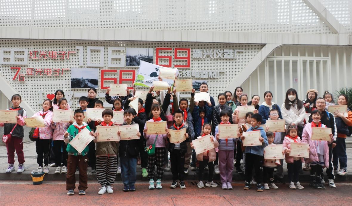 孩子们展示“小小河长护河队”聘书