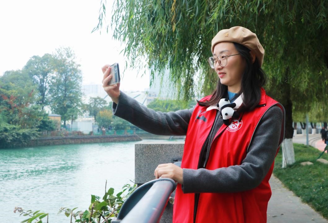 民间河长王固姑在巡河