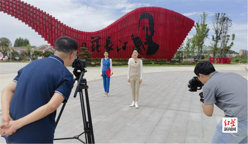 成都高新区党群工作部诵读团队在范长江故居采景拍摄