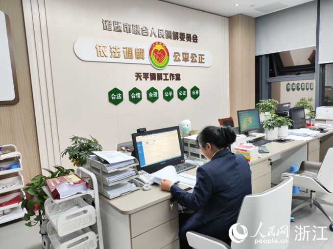 天平联合使命室专职联合员石珊珊正在处理纠纷。东谈主民网 方彭依梦摄