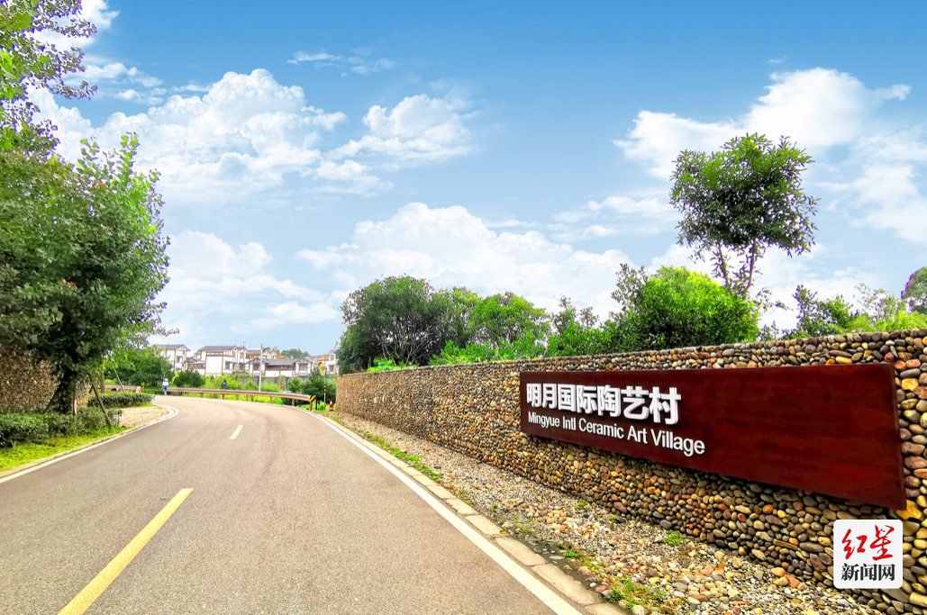 11月13日，新华社旗下《瞭望东方周刊》推出封面专题《成都：公园城市好乡村》关注在新时代成都所探索的乡村振兴道路蒲江县铁牛村、明月村作为典型代表被写入新华社专题稿件
