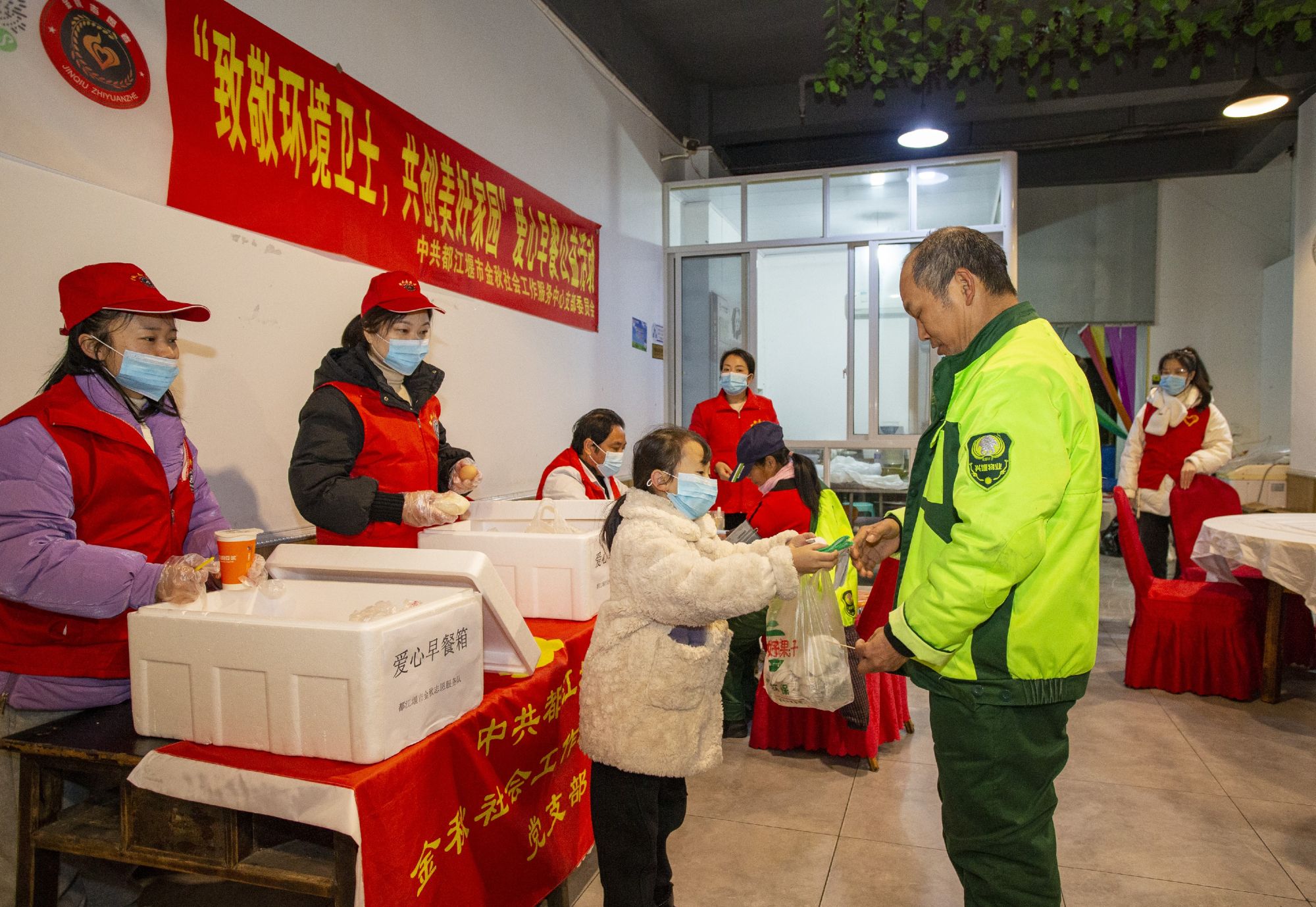 “活动自启动以来得到很多爱心人士支持，目前有6家爱心商家加入，累计受益人数800人次。下一步将继续链接、发展更多的爱心商家，加入此活动，计划每月不定期开展一次为环卫工免费送早餐活动，其余时间环卫工可在这些点位免费饮水休息。”金秋社工主任吴伟说。