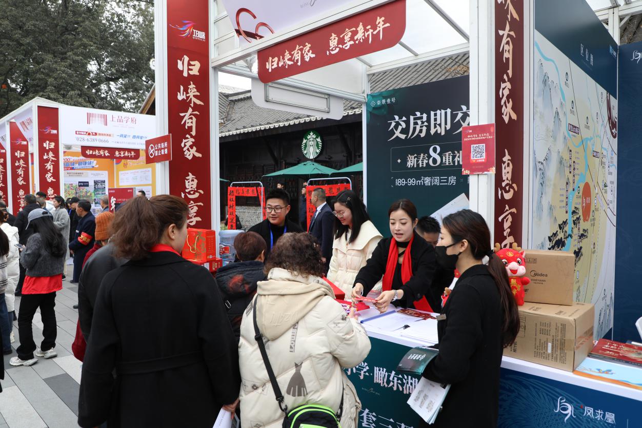 近年来，依托良好的生态条件、优美的城市环境和完善的综合配套，邛崃房地产市场始终保持平稳健康发展态势，房地产开发建设水平逐步提高，一大批优质地产项目先后上市，吸引了众多知名房企和购房者相继入驻邛崃、安家邛崃。
