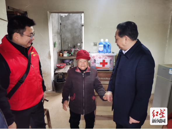 据了解，红十字“博爱送万家”是全国红十字系统人道救助品牌项目。2024年博爱送万家“暖冬行”活动，成都市红十字系统将投入330余万元，对6000余户城乡特困人员、低保对象、低保边缘家庭、纳入监测范围的农村易返贫致贫家庭，以及因重大疾病、意外事故导致家庭经济出现困难的其他城乡困难家庭、红十字志愿者、个人会员、“三献”家庭等开展慰问。