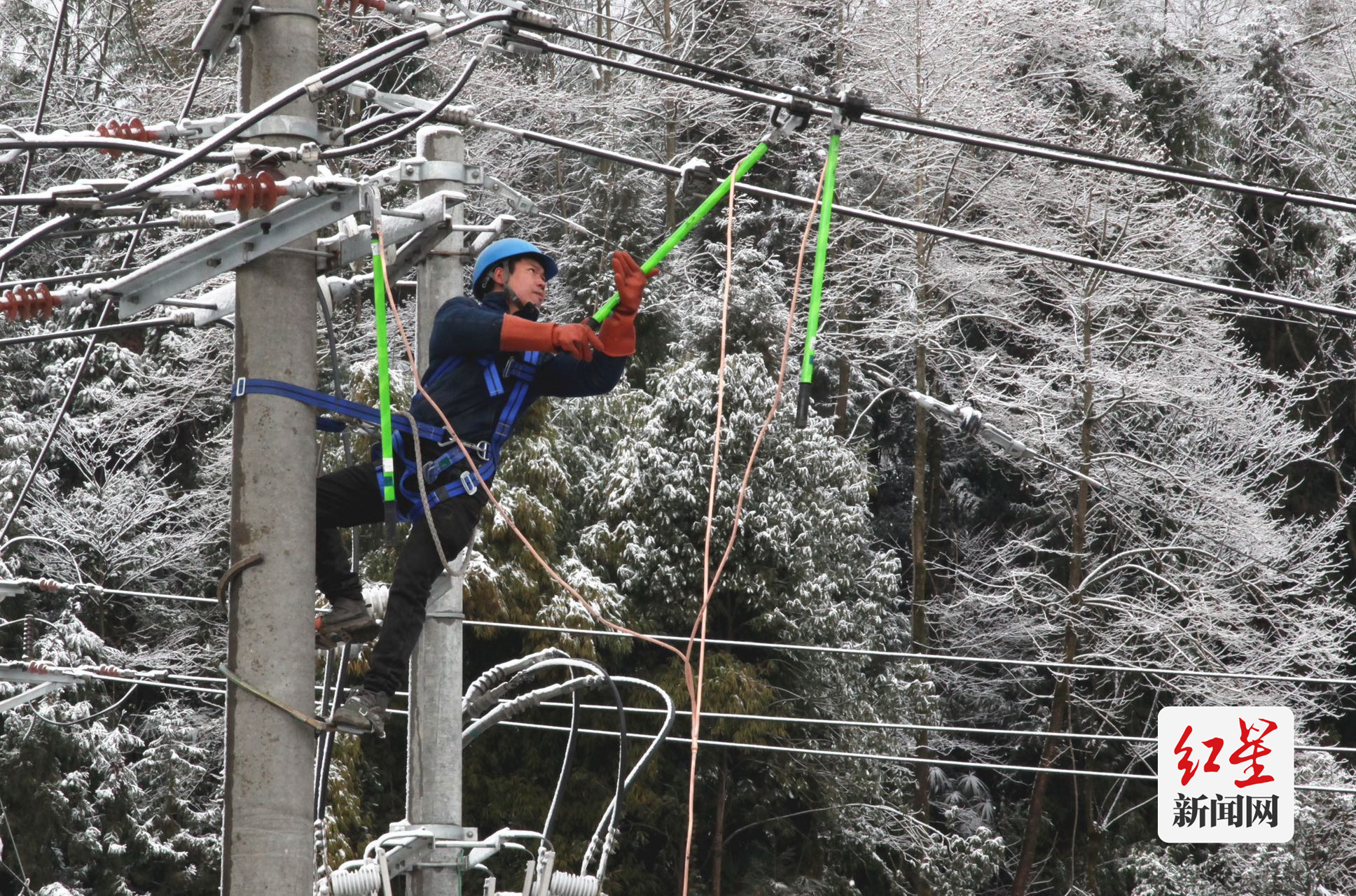 1月23日，国网成都供电公司员工在开展电网消缺（秦峻龙 摄）