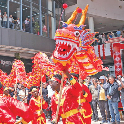 2月10日,春节庙会举止在肯尼亚皆门内罗毕举行。图为当地环球扮演舞龙。本报记者 黄炜鑫摄 2月10日,春节庙会举止在肯尼亚皆门内罗毕举行。图为当地环球扮演舞龙。本报记者 黄炜鑫摄