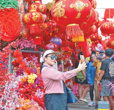 春节时刻,印度尼西亚皆门雅加达的中国城一片喜庆颓落。图为当地市民在街边商铺自拍。本报记者 曹师韵摄 春节时刻,印度尼西亚皆门雅加达的中国城一片喜庆颓落。图为当地市民在街边商铺自拍。本报记者 曹师韵摄