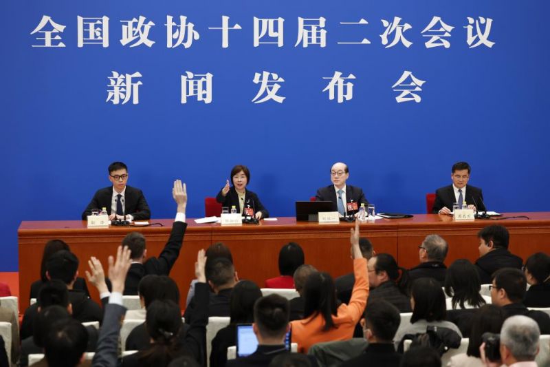 这是记者在发布会上举手提问。新华社记者 金立旺 摄