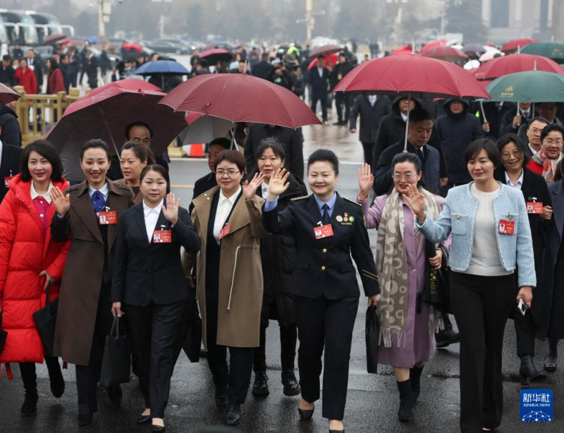 3月5日，女代表们走向人民大会堂，准备参加十四届全国人大二次会议开幕会。