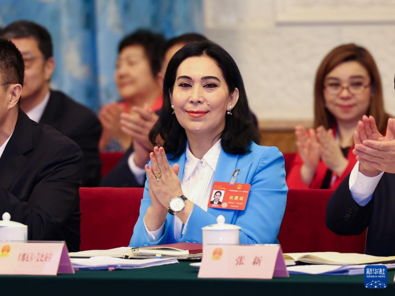 3月7日，米娜瓦尔·艾比布拉代表在十四届全国人大二次会议新疆代表团全体会议上。