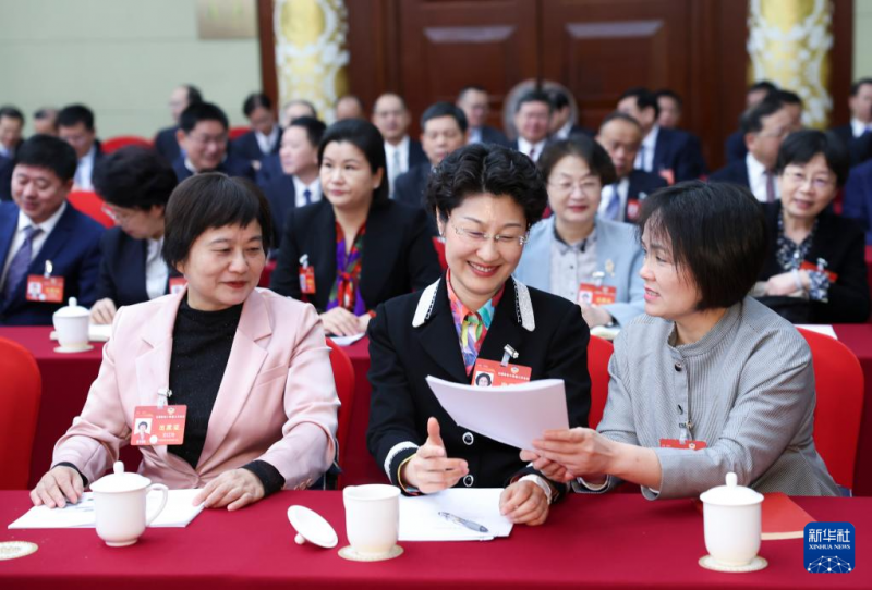 3月6日，在民革、科技界、环境资源界委员联组会前，王红玲委员（左）、张庆盈委员（中）和区捷委员（右）在交流。新华社记者 黄敬文 摄