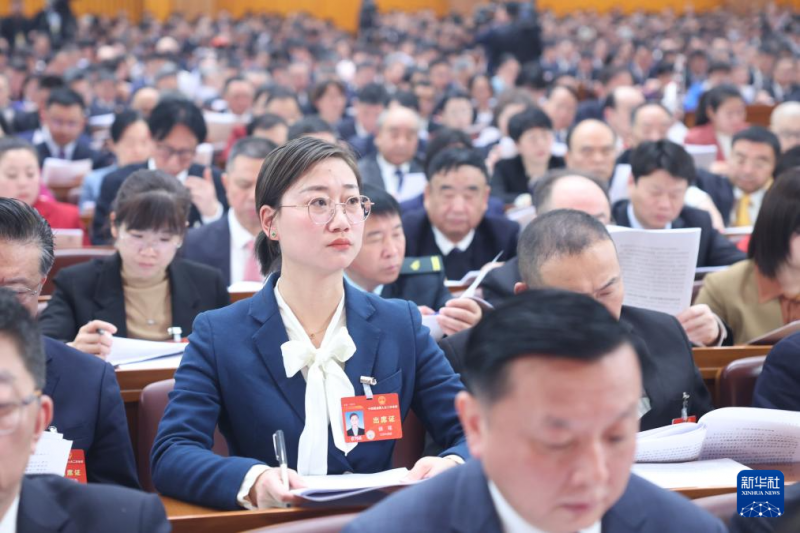 3月5日，徐瑶代表在十四届全国人大二次会议开幕会上听会。新华社记者 鞠鹏 摄