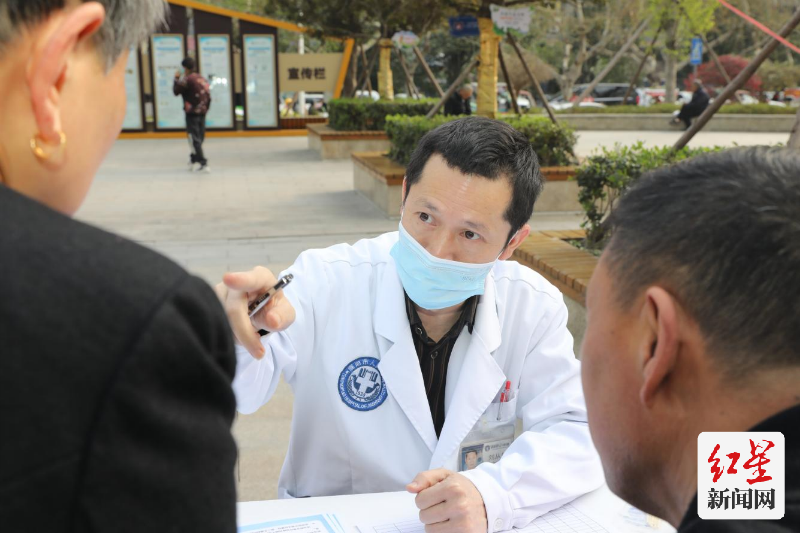 家住简城街道的张婆婆向口腔科医生黄丽娟讲述近期的牙齿不适：“这几天吃冷菜、热菜牙齿都会隐隐作痛，早上买菜，路上吸口凉气也不舒服。”黄丽娟认真对张婆婆的牙齿进行检查，发现其症状只是生理性的磨损，耐心解释让张婆婆消除了担忧。口腔科主任刘从厚提醒大家，要充分认识预防牙齿疾病的重要性，平时要少吃含糖食物、戒烟戒酒，并定期进行牙齿检查。通过养成良好的口腔卫生习惯，可以有效预防牙齿疾病，保护牙齿的健康。
