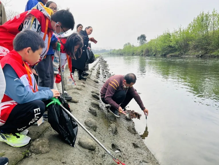 “我们应该主动保护水资源，不能往河里乱倒生活垃圾和废水。”“在散步的时候可以自觉捡一下岸边的垃圾……”小雷锋们积极讨论，分享心得，在学习中收获护水小妙招，在实践中激发环保使命感。