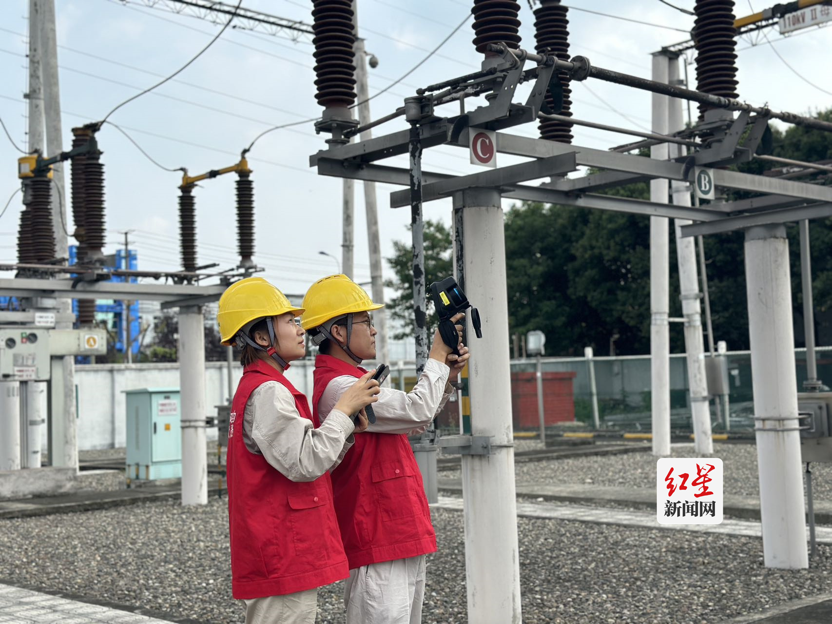 国网成都市温江供电公司工作人员对温江110千伏海科变电站进行巡视测温。