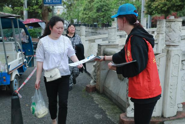 分发宣传资料现场