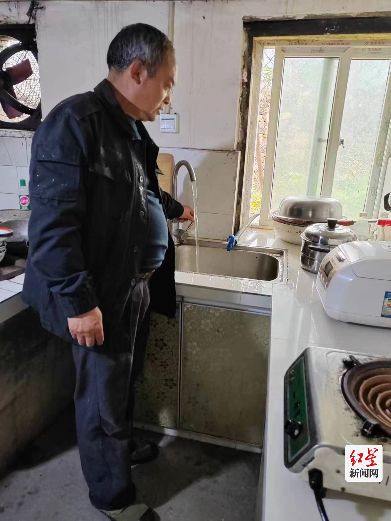 冷碛镇黑沟村人饮项目完工后3组村民杨开良开心的试着放水 - 副本