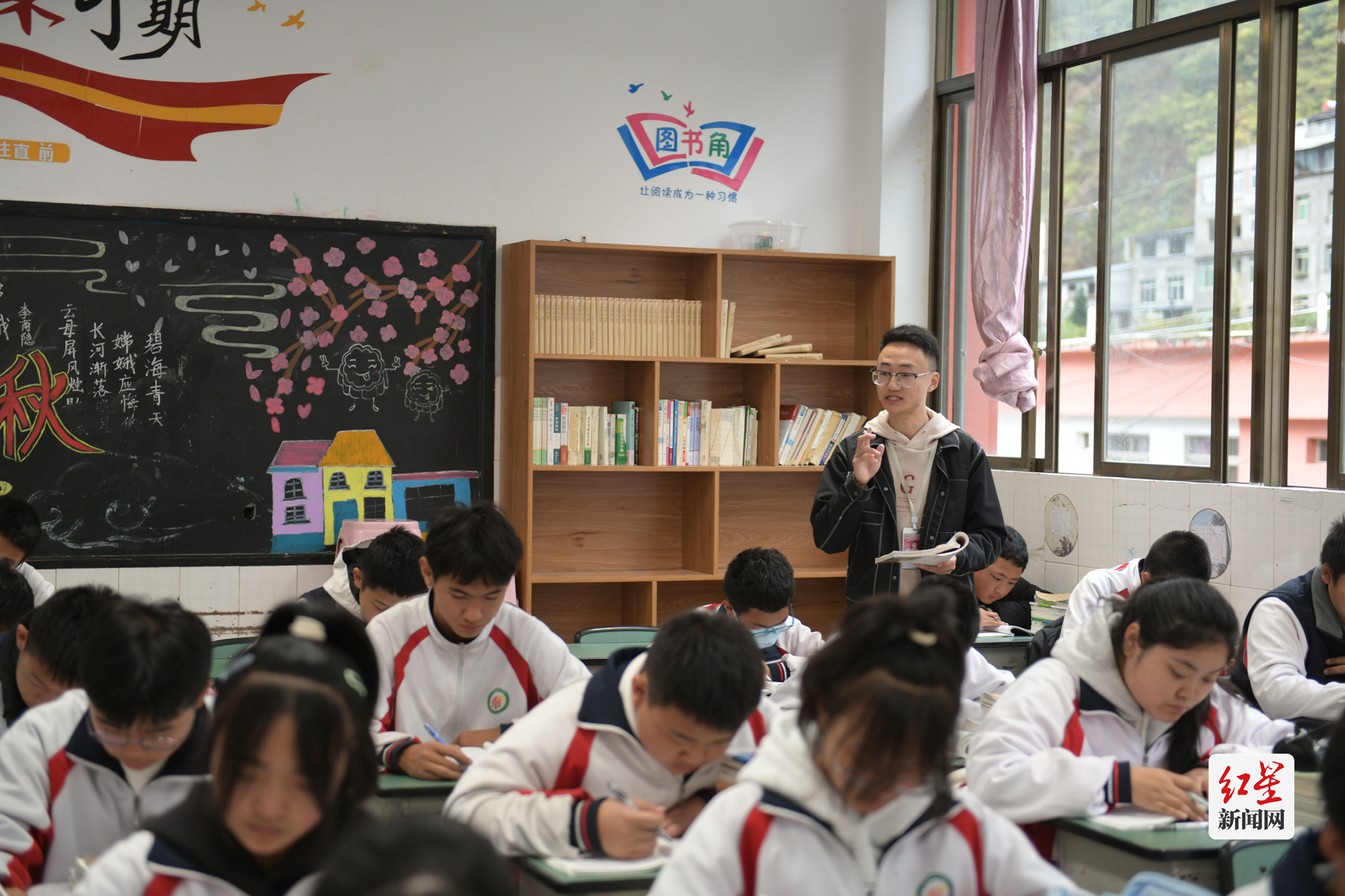 蒲江援泸教师汪勇宏正在上课 - 副本