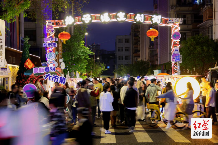 正值汤尤杯赛事全面开展之际，美团乐活街区在玉林西路邀请市民游客共同打卡“没有围栏的春天”，设置“‘羽’你一起，精彩无限”多个体验点位，通过羽毛球互动小游戏、羽毛球周边礼物赠送等环节，邀请市民游客在弥漫的春日气息和升腾的烟火气中，沉浸式感受羽毛球运动的魅力。