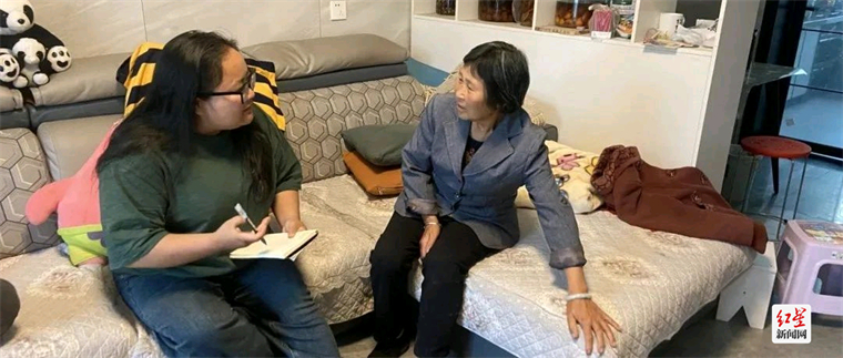 唐有丽上门与村民沟通