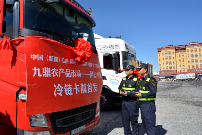 5月10日，一辆满载苹果的冷链运送车从乌鲁木都市发车赶赴哈萨克斯坦阿拉木图市。这是新疆初度竣事果蔬冷链卡航直达中亚市集。图为乌昌海关关员对冷链卡航形式出口鲜苹果进行验放。杨逸萌摄