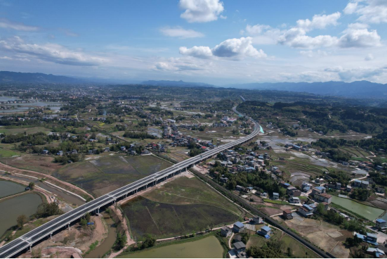 20240531【新闻通稿】川渝新通谈开梁高速 全线建成通车970