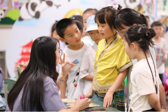 世界第八届中小学生艺术展演行径暨四川省第十一届小学生艺术展演行径（四川省成齐市盐说念街小学现场展演）在成齐市盐说念街小学深广举行(2)614