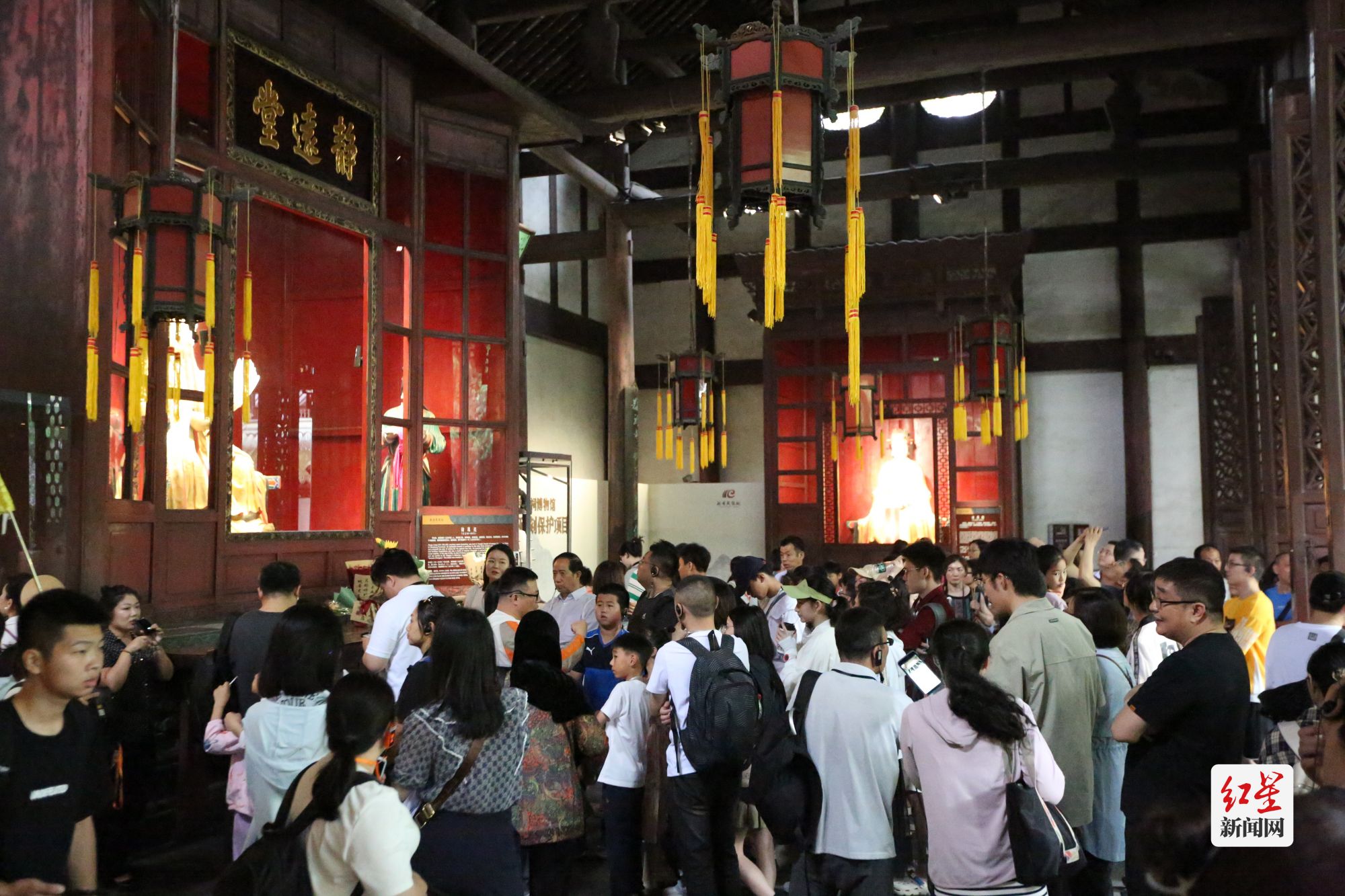 端午节参观2（成都武侯祠博物馆供图）
