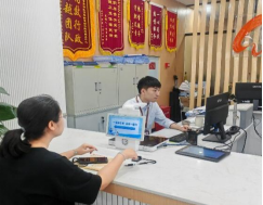 此外，街道为鼓励更多的企业群众体验“虚拟综窗”服务，特制作政务服务便民小礼品，向体验“虚拟综窗”企业群众发放，实时收集企业群众意见建议，及时完善优化服务功能，扩大业务范围，努力实现更多高频事项业务远程“云”帮办，不断为企业群众带来更贴心的服务体验。
