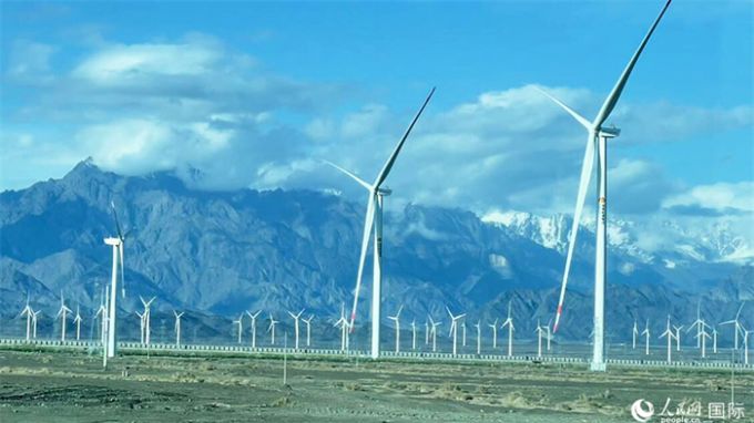 从乌鲁木齐到吐鲁番沿途的风力发电设备。人民网记者 张丽娅摄