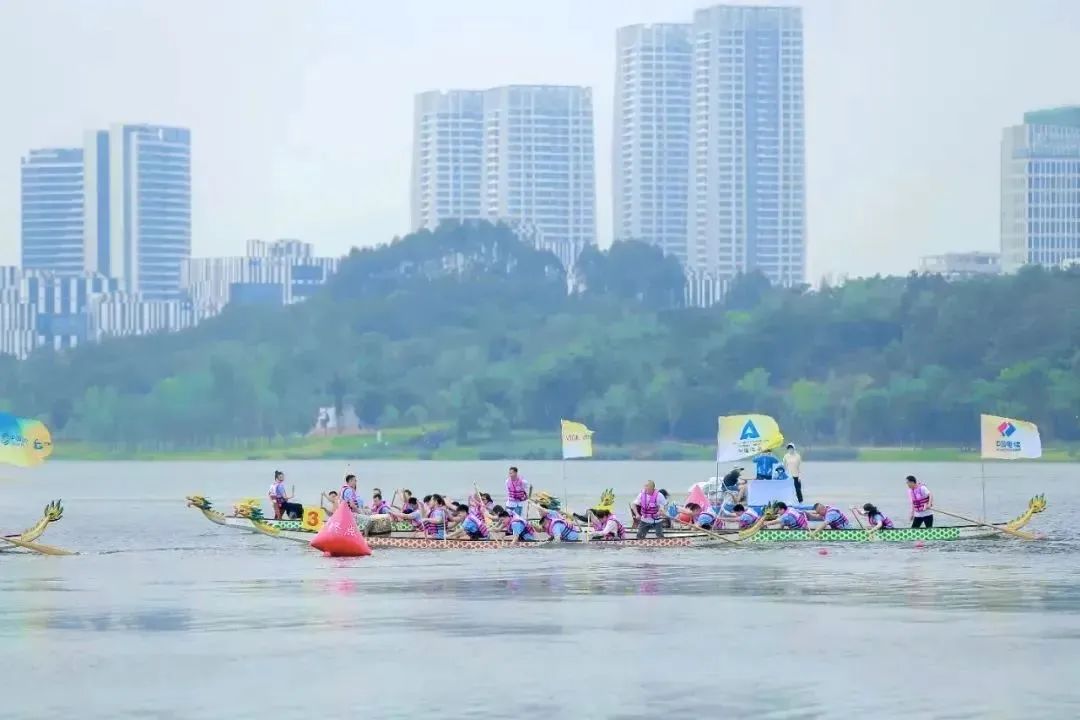 在四川天府新区兴隆湖举行的龙舟赛