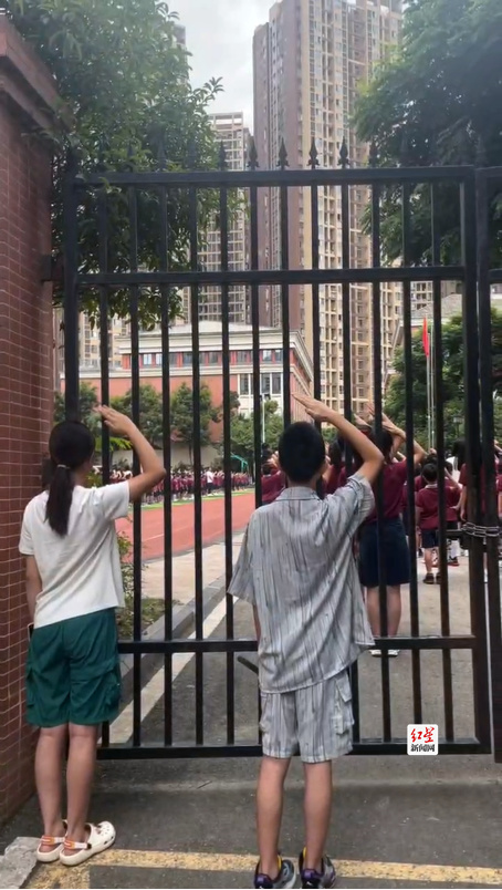 暖心！小学生毕业后仍去校门外参加升旗仪式致敬国旗26