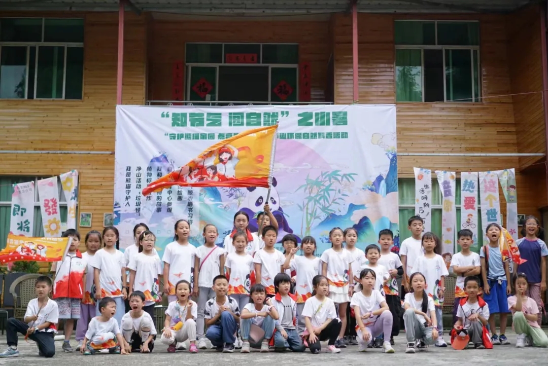 在阳光的照耀下，孩子们整齐地晾晒衣物和书画作品，体验古人在小暑时节借助阳光除湿防霉的生活智慧，感受阳光赋予的温暖与力量。