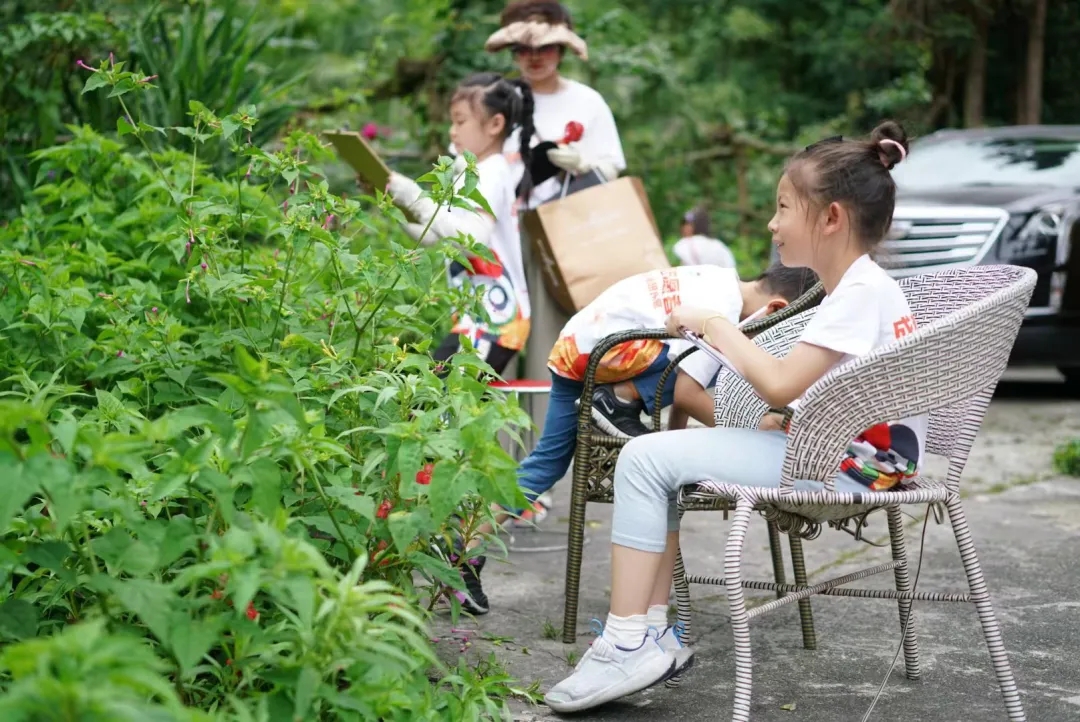 在午餐的小暑食新环节，孩子们品尝到当地农家乐用当季新鲜食材精心烹制的美味佳肴。老师为孩子们详细介绍每一道菜肴所使用的食材，讲述它们在小暑时节的独特之处，以及背后蕴含的饮食文化和传统。“活动很有趣，不仅能够品尝到美食的鲜香，还能了解到小暑食新这一习俗的深远意义，感受古人顺应时节、敬畏自然的生活智慧。”参加活动的王同学说。